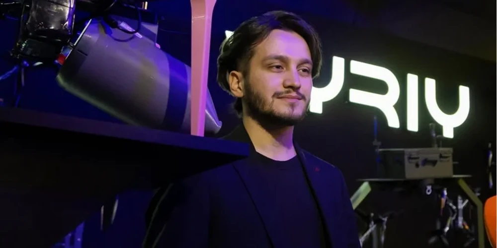 Офіс компанії Vyriy Industries та пачки гривень, що символізують повернені кошти