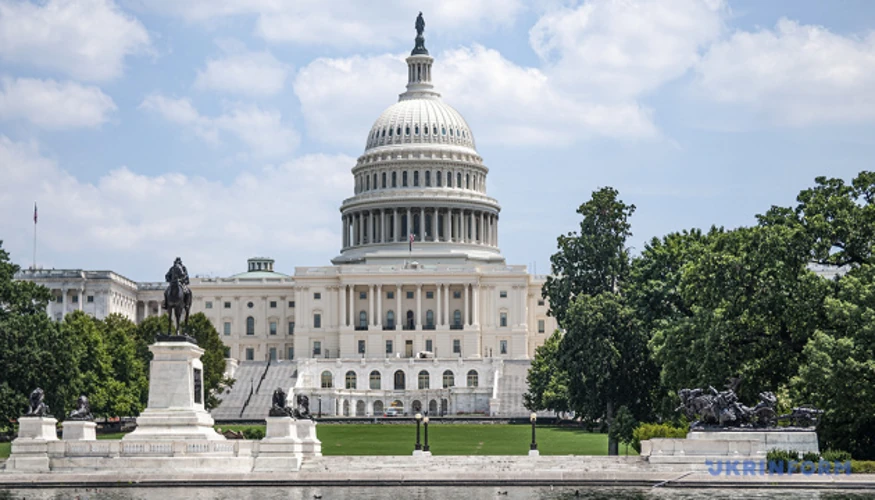 Прапори США, Ірану та Росії на тлі будівлі Сенату США