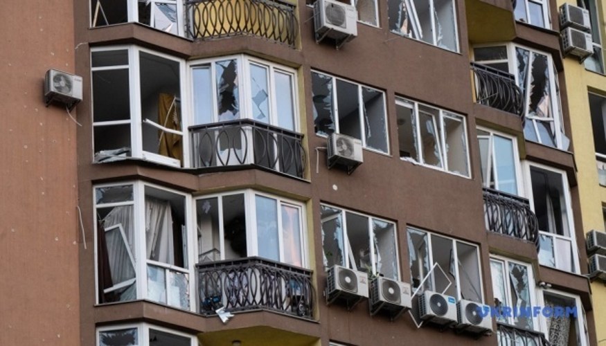 Пошкоджена станція метро «Лук'янівська» та наслідки ракетного удару по житлових будинках у Шевченківському районі Києва