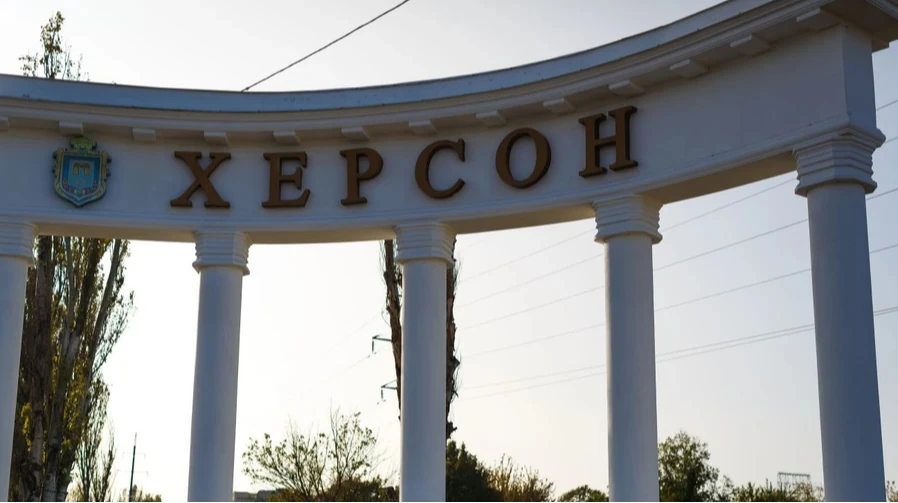 Хлібовоз з написом «ХЛІБ» після удару безпілотника у Херсоні 29 липня 2026 року