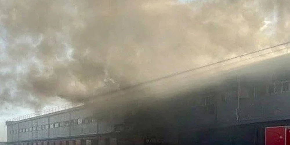 Пожежа на логістичному терміналі Нової пошти у Дніпровському районі Дніпра внаслідок російського удару