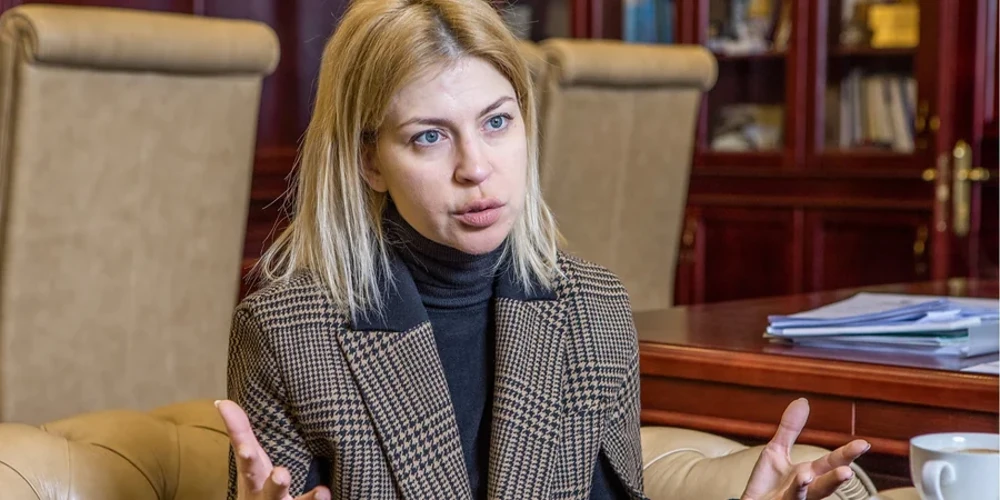 Ольга Стефанішина та сторінка указу Президента про звільнення з посади посла України у США