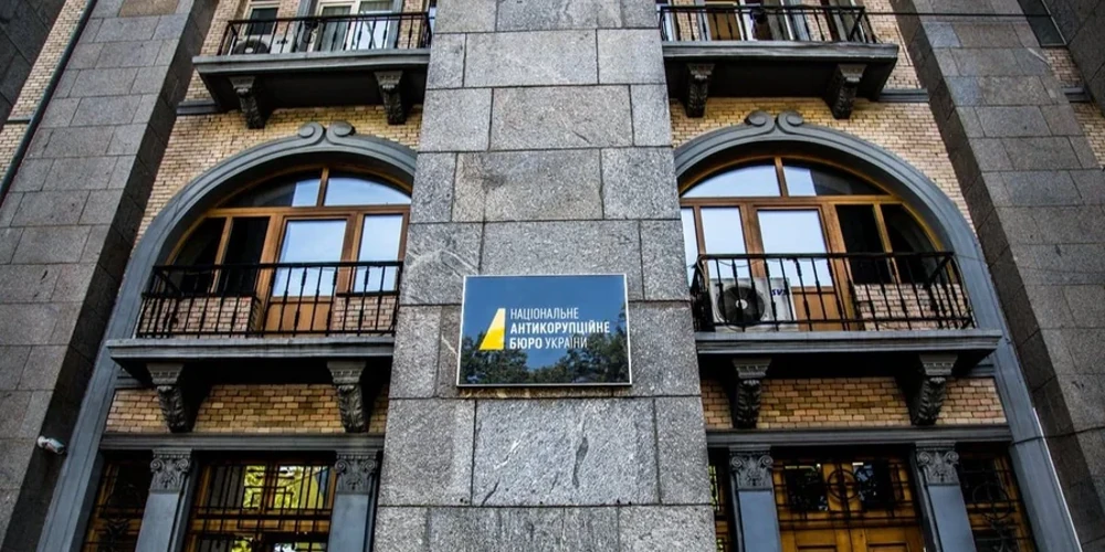 Детективи НАБУ під час спецоперації «Форест Гамп» з вилученням документів