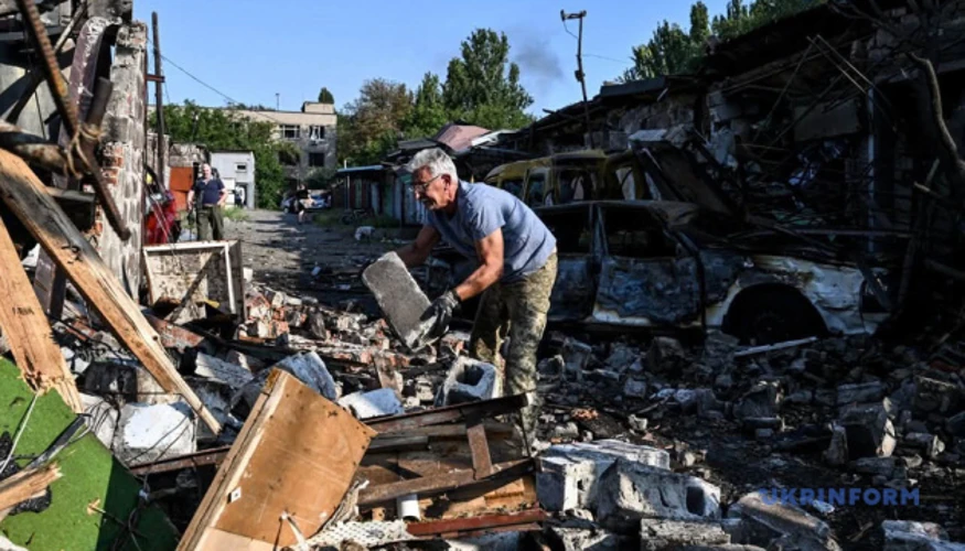 Рятувальники ліквідовують пожежу на місці влучання в Запоріжжі після нічного ракетного удару