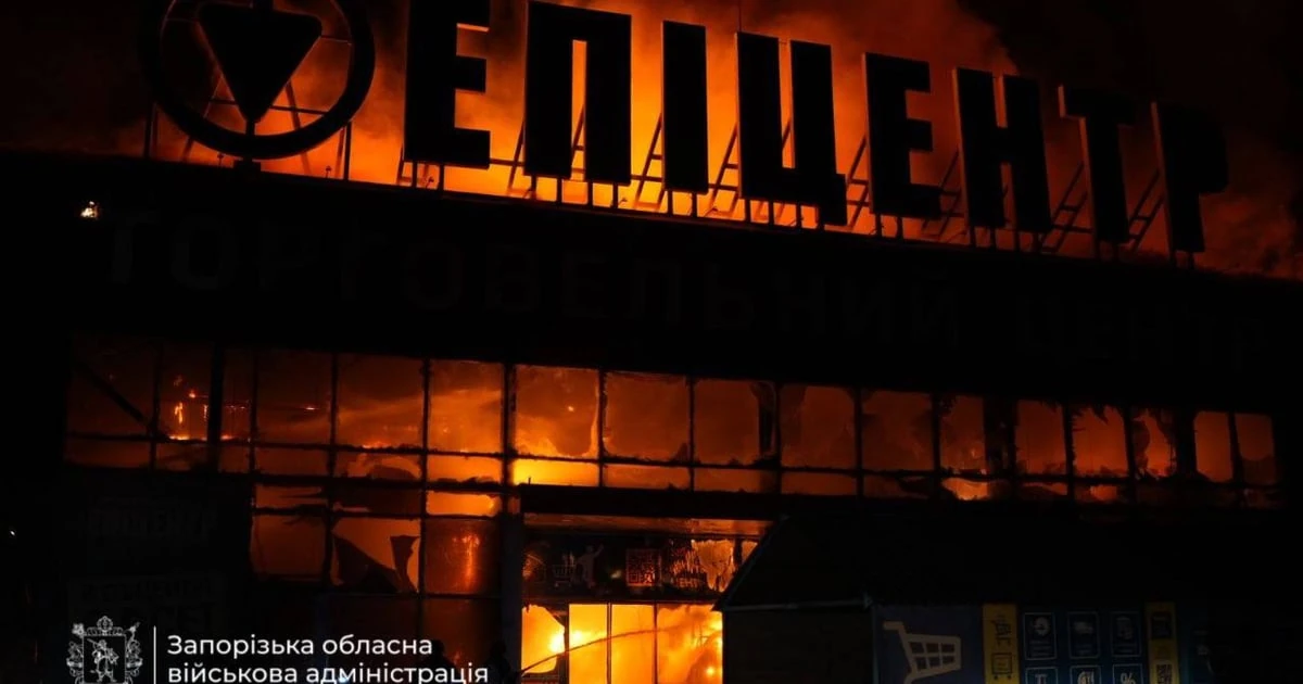 Наслідки пожежі та пошкодження всередині «Епіцентру» в Запоріжжі після нічного удару 12 серпня 2026 року