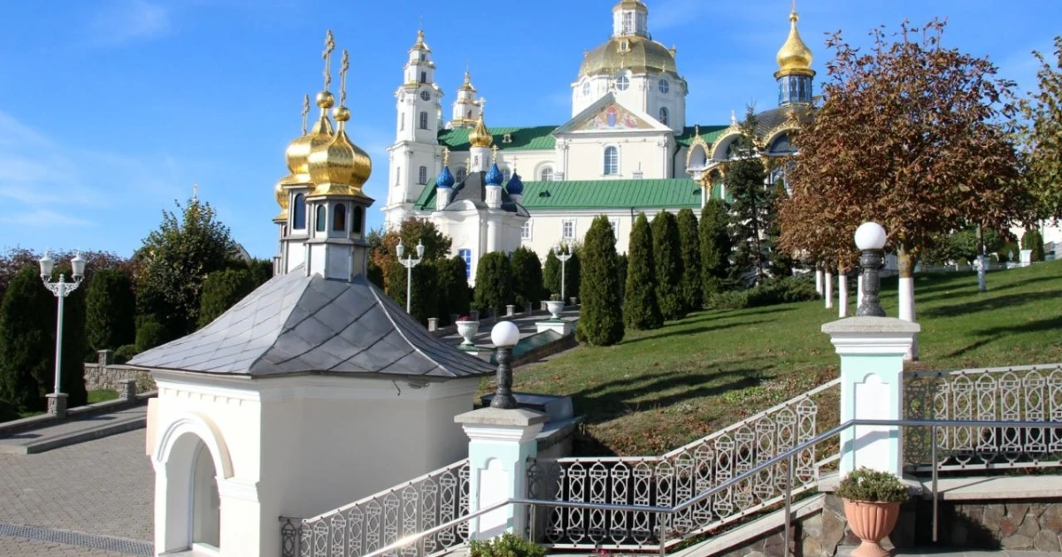 Українські рятувальники працюють на місці удару по Успенському собору Києво-Печерської Лаври