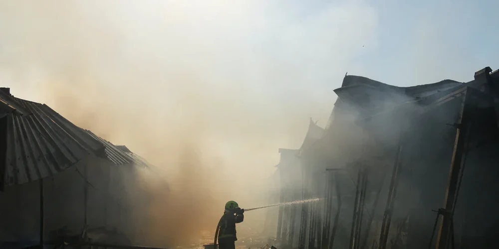 Нічне місто Київ під час оголошення повітряної тривоги
