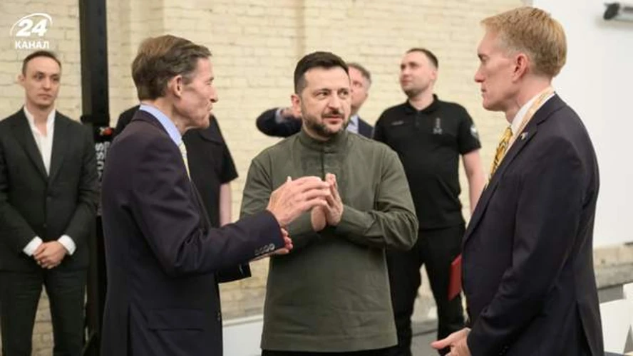 Зеленський під час зустрічі з сенаторами США Річардом Блюменталем та Джеймсом Ленкфордом у Києві
