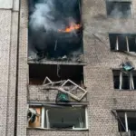 Пошкоджений 16-поверховий житловий будинок у Печерському районі Києва після влучання російського безпілотника