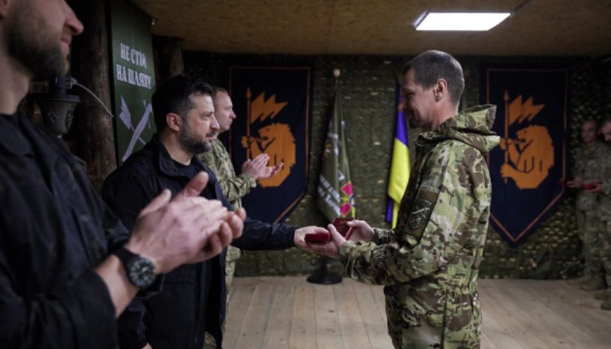 Президент Володимир Зеленський на Лиманському напрямку під час нагородження воїнів 66-ї окремої механізованої бригади імені