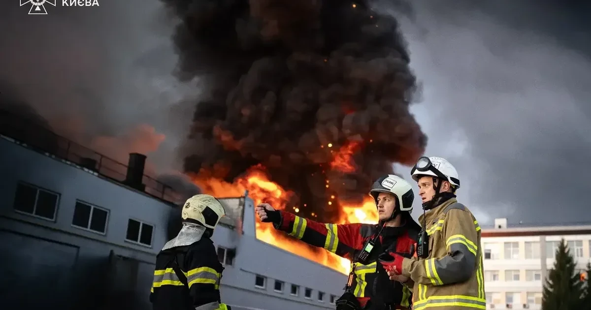 Пожежа на складі з реквізитом «Кварталу 95» після удару безпілотників у Києві