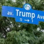 Дорожній знак із назвою Трамп-авеню в районі Центральний парк в Оттаві