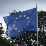 Прапор ЄС на тлі будівлі інституції Євросоюзу