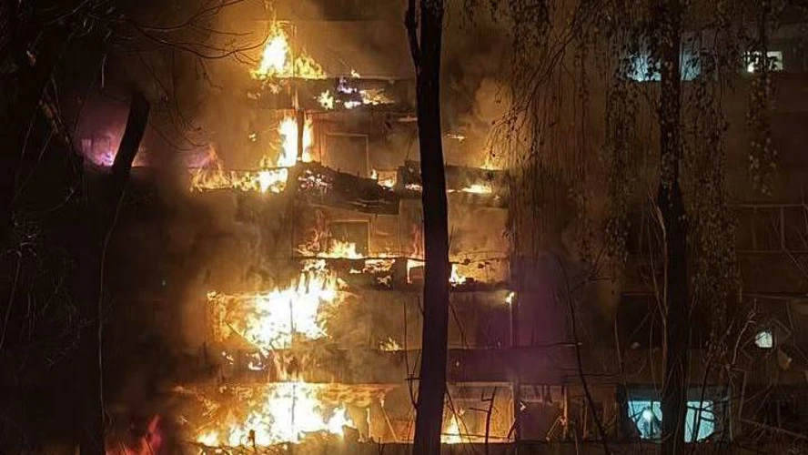Наслідки удару по енергетичній інфраструктурі Києва в ніч на 14 жовтня (фото ДСНС у джерелі LIGA.net).