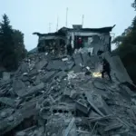 Рятувальники працюють на місці зруйнованого КАБами будинку в Запоріжжі